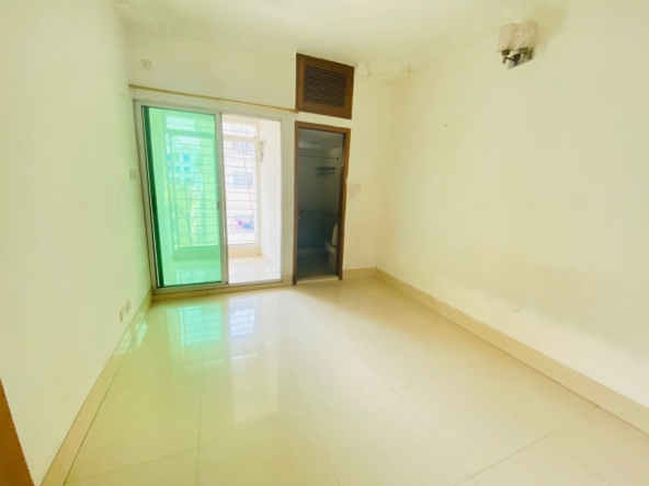 1235 SFT Used Ready Apartment for Sale in Bashundhara RA 5
