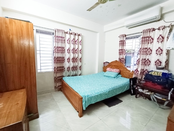 1200 Sqft Flat for Sale in Uttaras Sector 09 with 3 Bedrooms 2