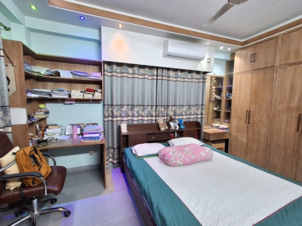 1800 SFT Ready Flat for Sale in Bashundhara RA 5